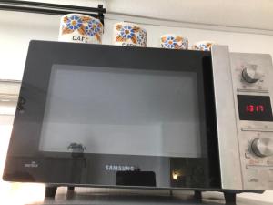 studio avec terrasse et piscine