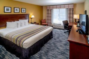King Room - Non-Smoking room in Country Inn & Suites by Radisson Charleston South WV
