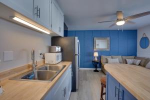 Catalina Island Duplex - Steps to Beach and Pier!