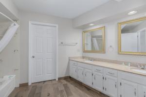 Deluxe Studio room in Crossroads Inn & Suites