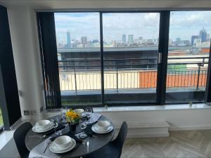 Penthouse - Amazing City Skyline Views - Free Parking - Balcony - Utilita Arena - New St Station - Bullring Shopping