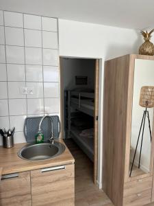 Charmant studio neuf 150m plage sur avenue principale climatisé et parking