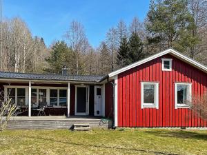 Lakefront Cottage in Torsebo