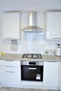 Lindrick Villa- 3BD Bunglow , Free parking- Long stays