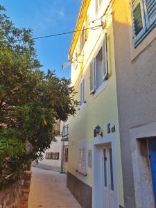 Holiday Place Veli Dvor - vacation house with private garden in old town Punat 