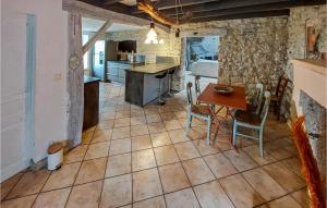 Maisons de vacances Nice Home In Mdis With Private Swimming Pool, Can Be Inside Or Outside : photos des chambres