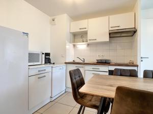 Spacieux T2 avec Terrasse, Parking Privé, à 2 min de la Plage ! - FR-1-715-24