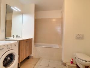 Spacieux T2 avec Terrasse, Parking Privé, à 2 min de la Plage ! - FR-1-715-24