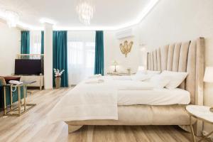 Shining Feather Studio