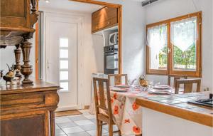 Maisons de vacances Nice Home In Hourtin With Wifi And 2 Bedrooms : photos des chambres