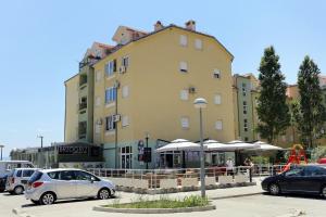 Apartments with a parking space Omis - 21050