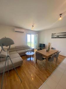 Apartments with parking space Omis - 21057