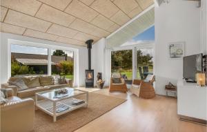 3 Bedroom Beautiful Home In Samsø