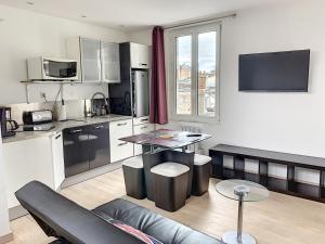 Appartements Appartement Central avec Terrasse Privative, Ascenseur, et Proche Plage - FR-1-361-353 : photos des chambres