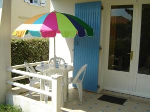 Maisons de vacances Charmante maison a 600m de la plage, 4 pers, terrasse et jardin, quartier tranquille - FR-1-540-221 : photos des chambres