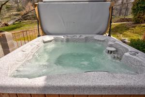 Yosemite Adventure House with Pool-hot tub-game room