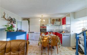 Maisons de vacances Awesome Home In Saint -geniez -de Bert With Wifi And 2 Bedrooms : photos des chambres