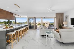 Unit 8 Nereus Stunning and Sophisticated 3 Bedroom Apartment with View