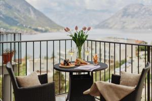 Apartment Boka with Sea View