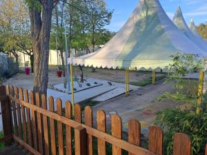 Campings Chalet pour 5 personnes equipe sur emplacement privatif dans camping 4 etoiles appartenant et gere par un particulier : photos des chambres