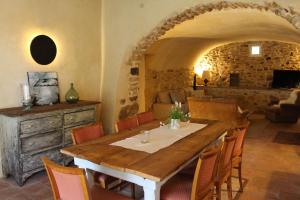 B&B / Chambres d'hotes Les Romarins B&B, 10 min d'Uzes, piscine et grand jardin, Table d'hote : photos des chambres