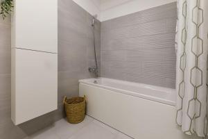 Luxury Apt. Near River & Parking