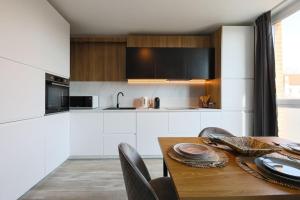 Luxury Apt. Near River & Parking