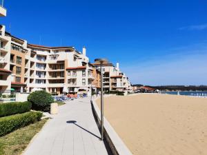 Апартамент Б306 в Обзор Бийч Резорт на първа линия с перфектен изглед към плажа!