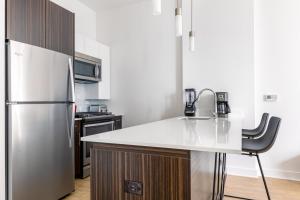 Loop Studio w Gym Pool nr Chicago Riverwalk CHI-240