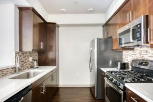North Hollywood 2br w gym pool near TJ LAX-881