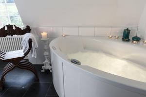 Deluxe Suite with Spa Bath room in Schloss Münchenwiler