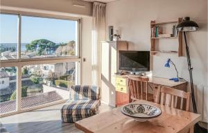 Appartements Stunning Apartment In St Mandrier Sur Mer With Wifi : photos des chambres