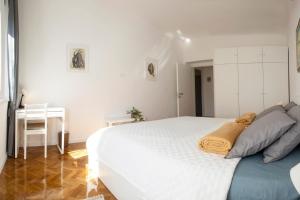 L&S Superior Apartment with Balcony and Parking - excellent location within walking distance of Diocletians Palace and Bacvice Beach