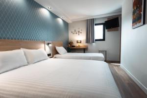 Hotels KYRIAD DIRECT ORLEANS NORD - Cap Saran : Superior room - 1 Double Bed 1 Single Bed