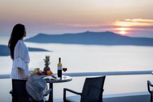 Junior Sunset Suite with Hot Tub and Caldera View