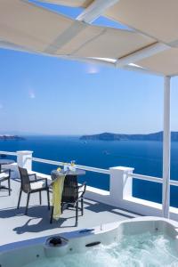 Junior Sunset Suite with Hot Tub and Caldera View