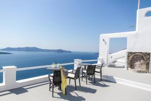 Junior Sunset Suite with Hot Tub and Caldera View