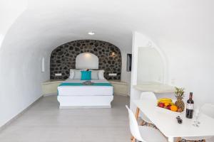 Deluxe Sea Suite with Hot Tub Caldera View  room in Asma Suites
