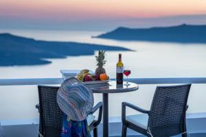Junior Sunset Suite with Hot Tub and Caldera View room in Asma Suites