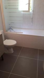 appartement T1 Hyères, calme, piscine, clim, WIFI, parking, centre ville