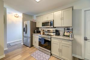 Updated Hubert Vacation Rental 5 Mi to Beaches!