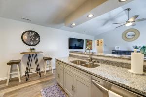 Updated Hubert Vacation Rental 5 Mi to Beaches!