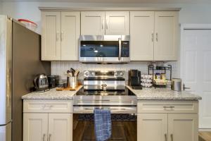 Updated Hubert Vacation Rental 5 Mi to Beaches!