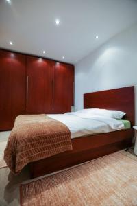 Papillon- free parking