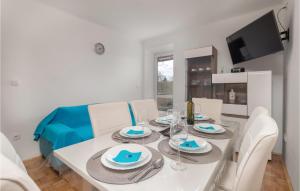 3 Bedroom Lovely Apartment In Dobrinj