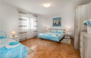 3 Bedroom Lovely Apartment In Dobrinj 