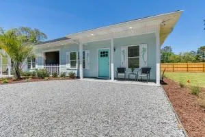 Charming Ocean Isle Beach Home about 1 Mi to Beach! - أوشن إيسل بيتش