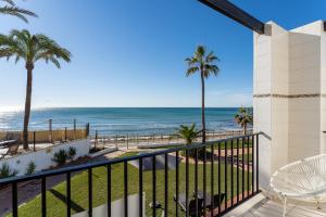 Beach house with direct access to Calahonda Beach and open sea views CS183
