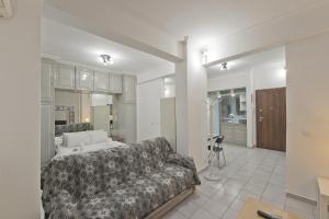 Mavili Square Cozy Apt AC & Kitchen, near Metro