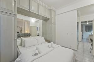 Mavili Square Cozy Apt AC & Kitchen, near Metro